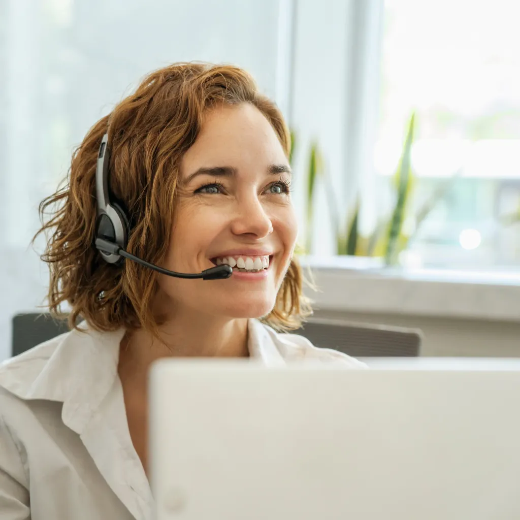 Beraterin mit Headset am Laptop