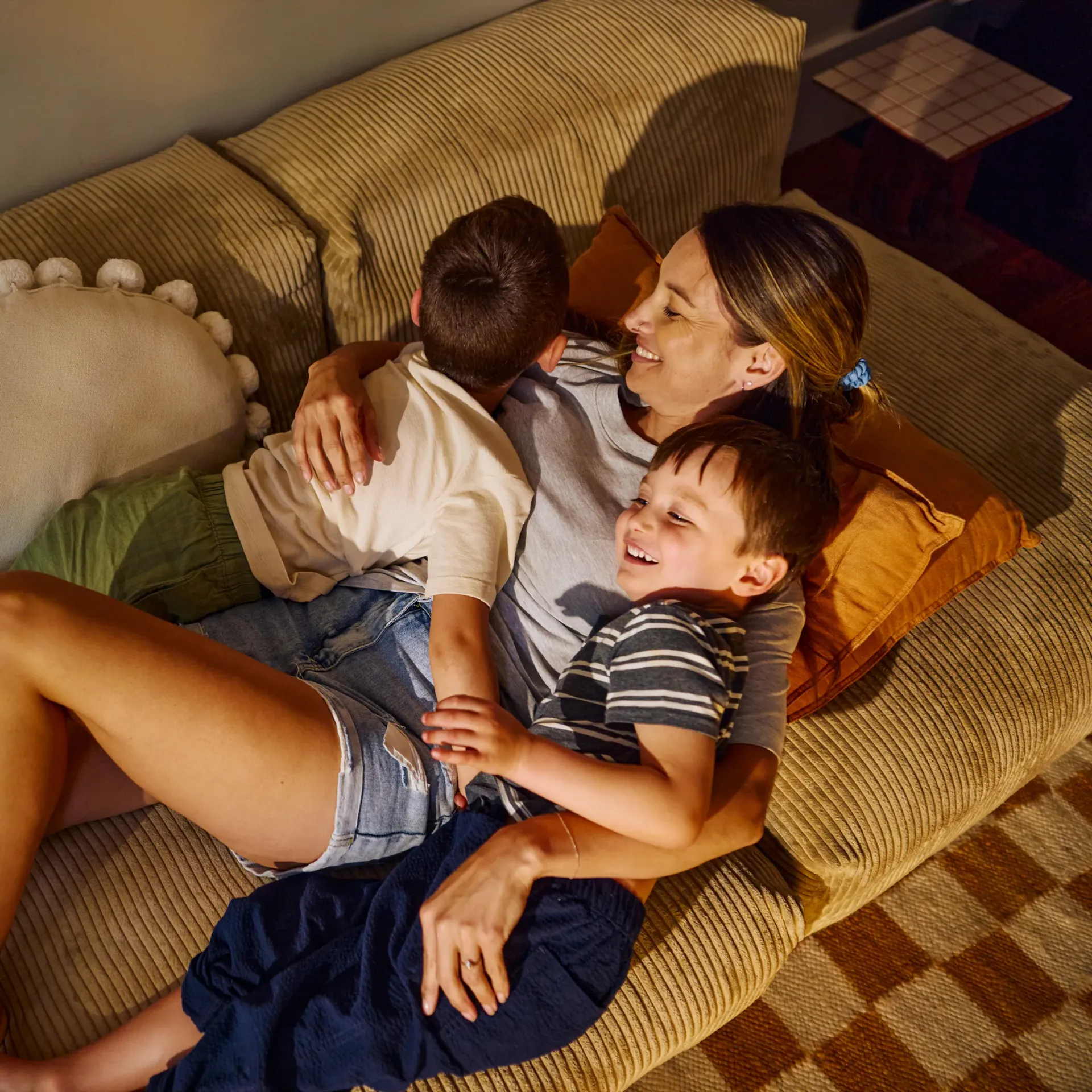 Familie auf dem Sofa